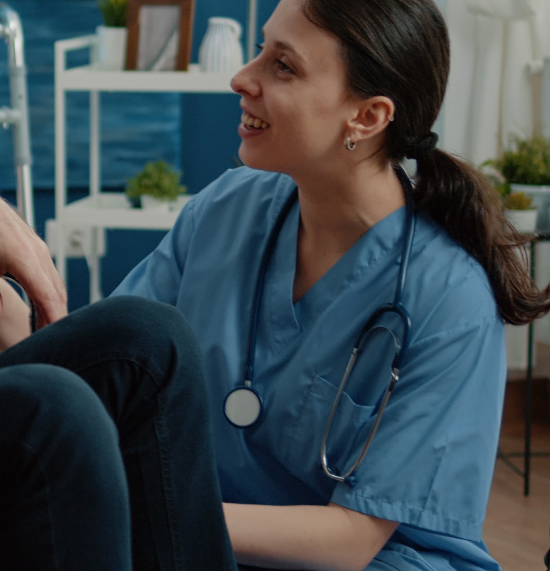 Dokter ziet patiënt met passie en relaxed